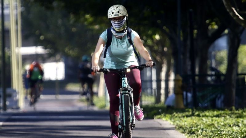 Mujer manejando una bicicleta