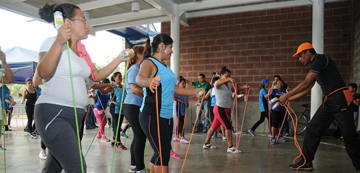 Grupo de mujeres haciendo ejercicio